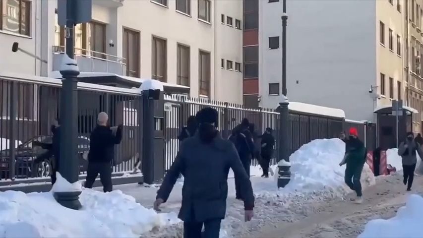 Video: Neznámí útočníci v Moskvě napadli finskou ambasádu